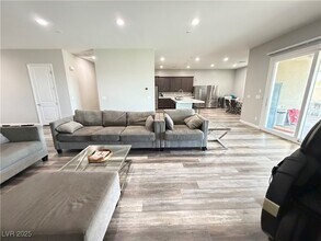 8480 Warbonnet Way in Las Vegas, NV - Building Photo - Building Photo