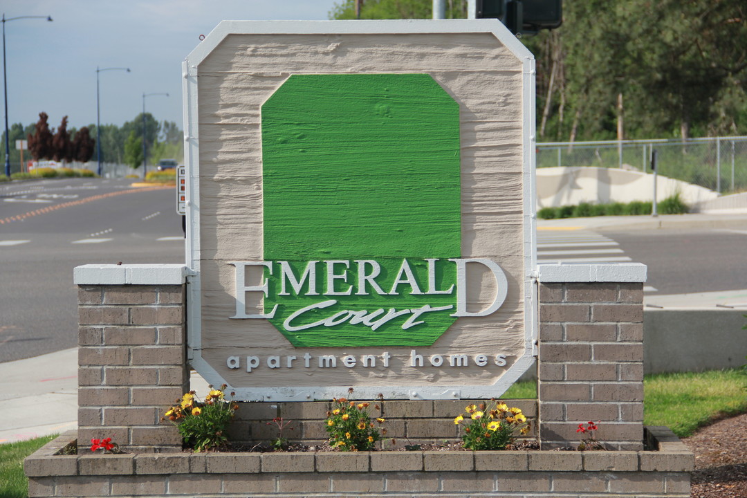 Emerald Court in Des Moines, WA - Building Photo