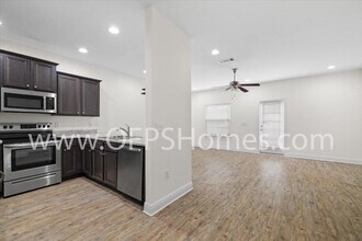 121 Iron Horse Dr E in Crestview, FL - Foto de edificio - Building Photo