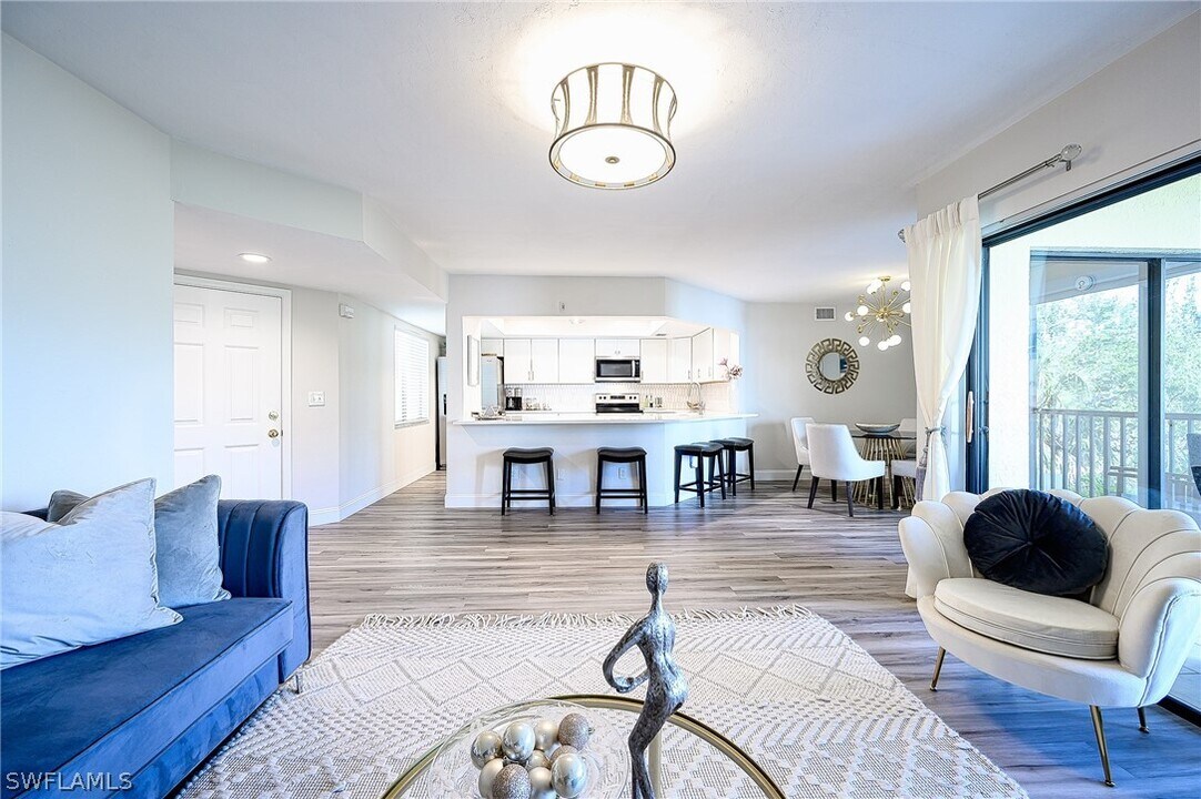 586 Beachwalk Cir in Naples, FL - Building Photo