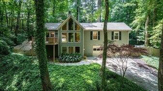 102 Vanessa Dr in Smyrna, GA - Building Photo