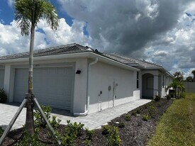 8225 Shr Lk Dr in Englewood, FL - Building Photo