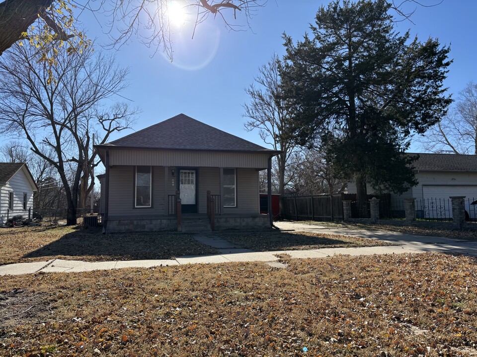 211 E Park St in Hutchinson, KS - Building Photo