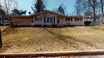 1301 Center St in Marquette, MI - Building Photo