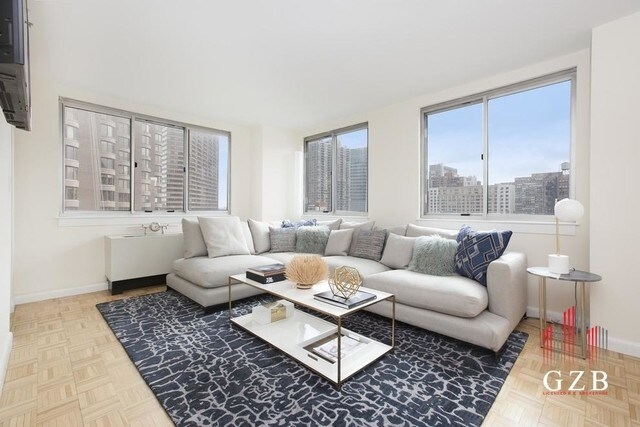 330 E 38th St in New York, NY - Building Photo