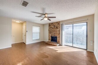 6809 S Creek Dr in Fort Worth, TX - Building Photo - Building Photo