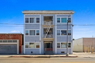 1318 S Pacific Ave in San Pedro, CA - Foto de edificio - Building Photo