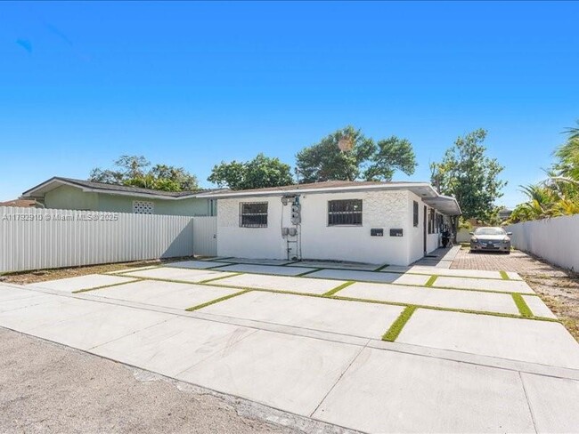 812 NW 55th Terrace in Miami, FL - Building Photo - Building Photo