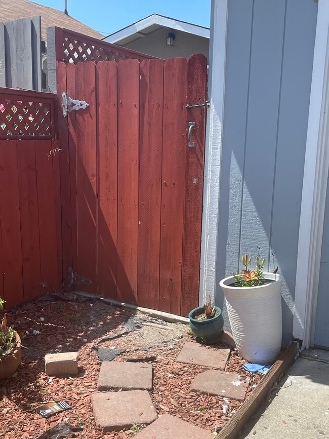 1611 103rd Ave, Unit A beautiful, one bedroomI in Oakland, CA - Building Photo - Building Photo