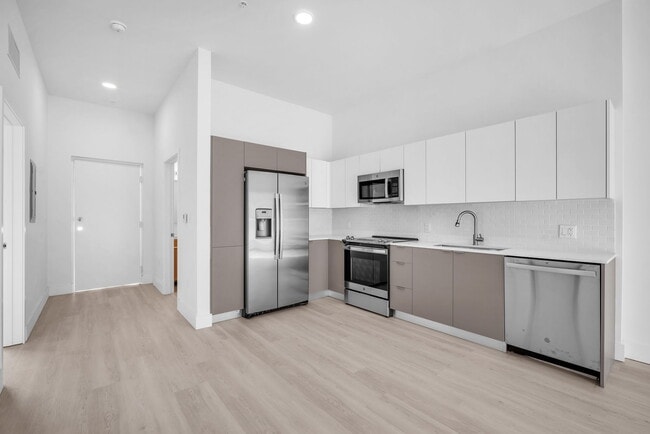 Hallandale City Center in Hallandale Beach, FL - Foto de edificio - Building Photo