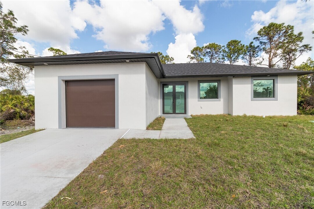 3004 2nd St W in Lehigh Acres, FL - Building Photo