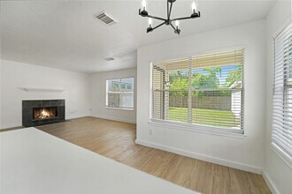 1413 Featherstone St in Houston, TX - Foto de edificio - Building Photo