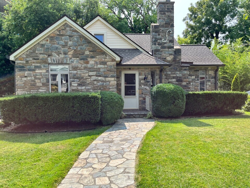 8009 Glenbrook Rd in Bethesda, MD - Foto de edificio