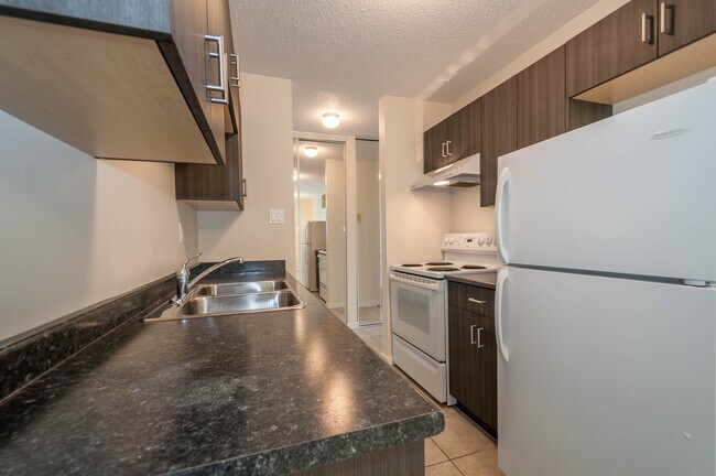 Sunset Villa in Edmonton, AB - Building Photo - Building Photo