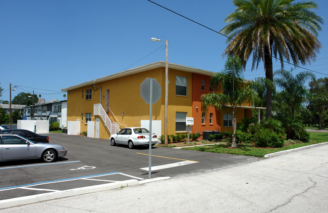 116-119 N Evergreen Ave in Clearwater, FL - Foto de edificio - Building Photo