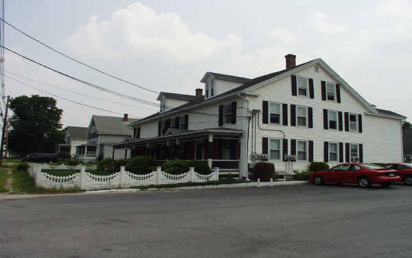 29 Charlton St in Oxford, MA - Foto de edificio