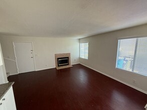 27060 Crossglade Ave in Santa Clarita, CA - Building Photo - Building Photo