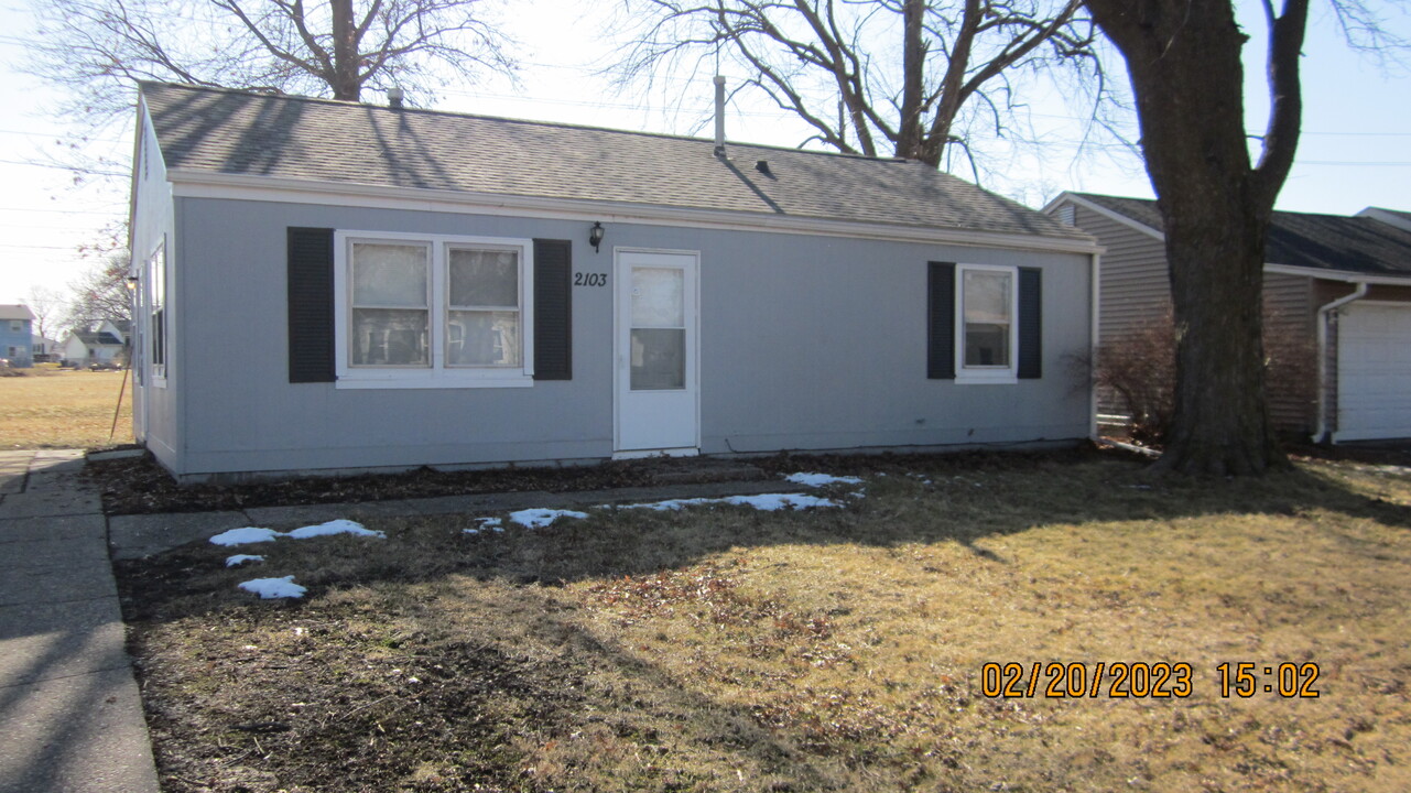 2103 W 68th St in Davenport, IA - Building Photo