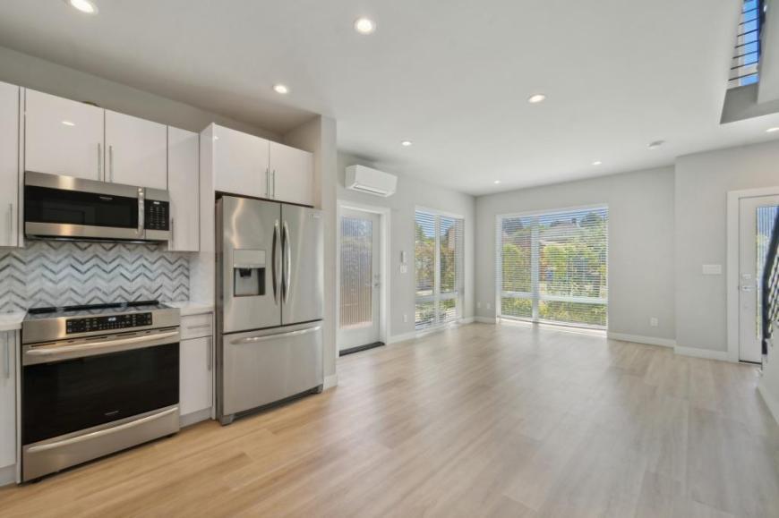 527 S Cloverdale St in Seattle, WA - Building Photo