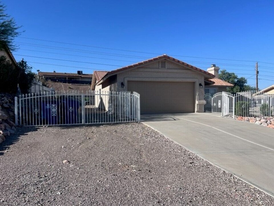 2524 S Ridge Ave in Bullhead City, AZ - Building Photo