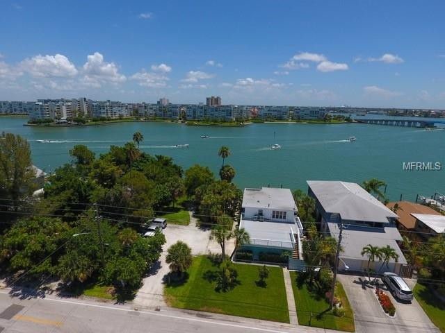 7885 Boca Ciega Dr in St Pete Beach, FL - Foto de edificio