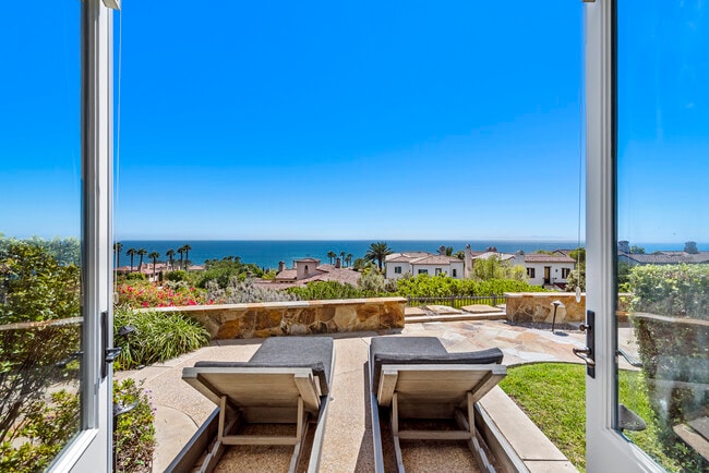 34 Surfspray Bluff in Newport Beach, CA - Foto de edificio - Building Photo