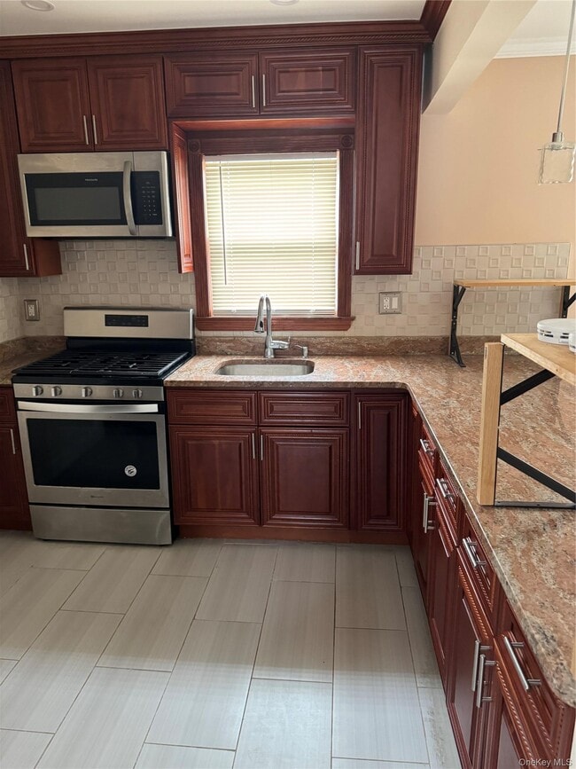 25 Daisy Ave in Floral Park, NY - Building Photo - Building Photo