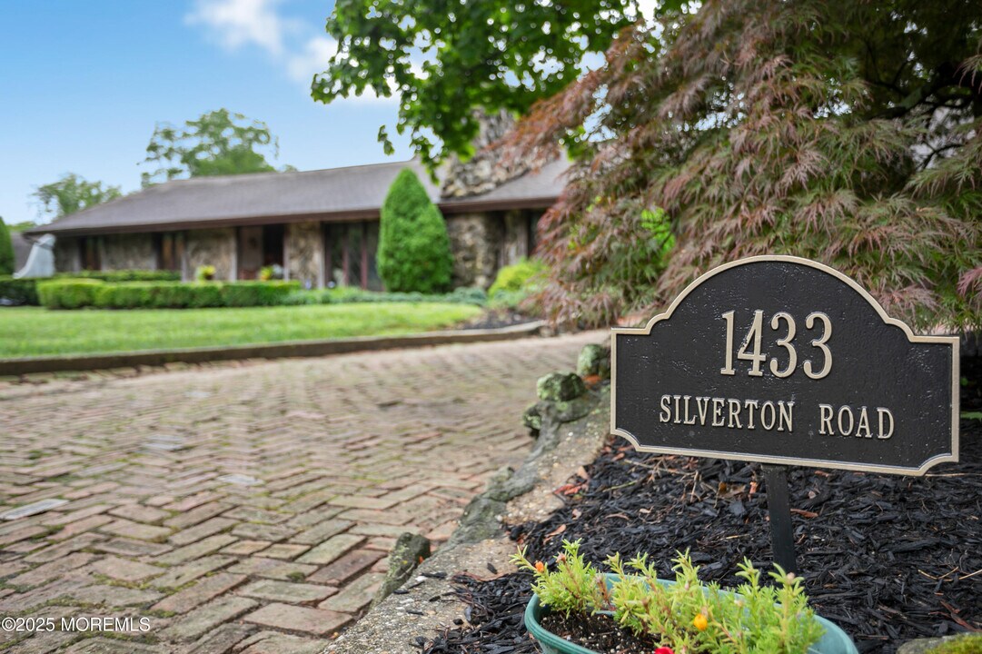 1433 Silverton Rd in Toms River, NJ - Building Photo