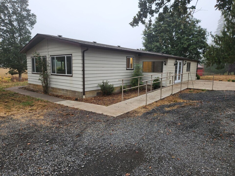 30235 Fairview Rd in Lebanon, OR - Building Photo