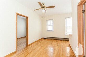 631 W Barry, Unit #406 in Chicago, IL - Foto de edificio - Building Photo