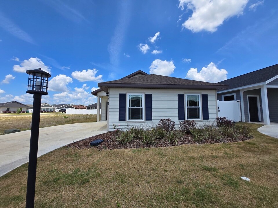 24422 SW 18th Rd in Newberry, FL - Foto de edificio