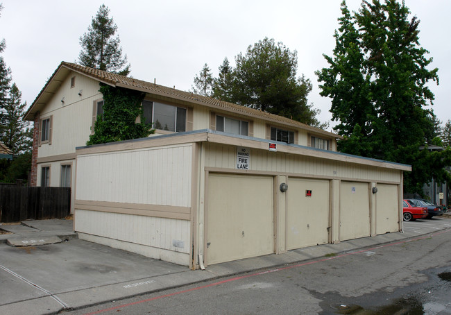 928 Civic Center Dr in Rohnert Park, CA - Foto de edificio - Building Photo