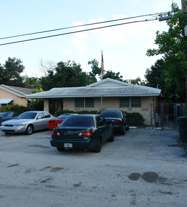 813 SE 13th St in Fort Lauderdale, FL - Foto de edificio - Building Photo