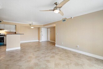 135 Yacht Club Way in Hypoluxo, FL - Foto de edificio - Building Photo