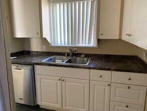 127 W Fig St, Unit 1 in Fallbrook, CA - Foto de edificio - Building Photo