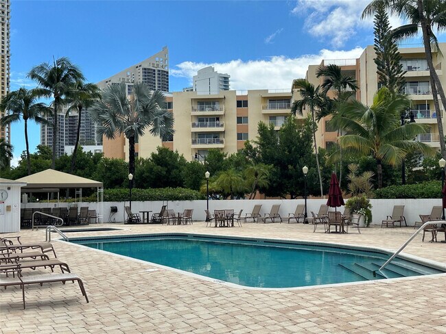 17801 N Bay Rd in Sunny Isles Beach, FL - Foto de edificio - Building Photo