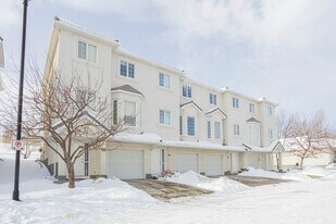 132 Hampstead NW in Calgary, AB - Building Photo