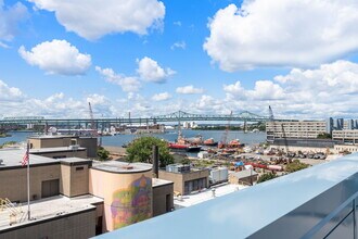 305 Border St, Unit 402 in Boston, MA - Foto de edificio - Building Photo