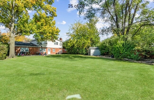 303 E Valley Ln, Unit 303 in Arlington Heights, IL - Building Photo - Building Photo
