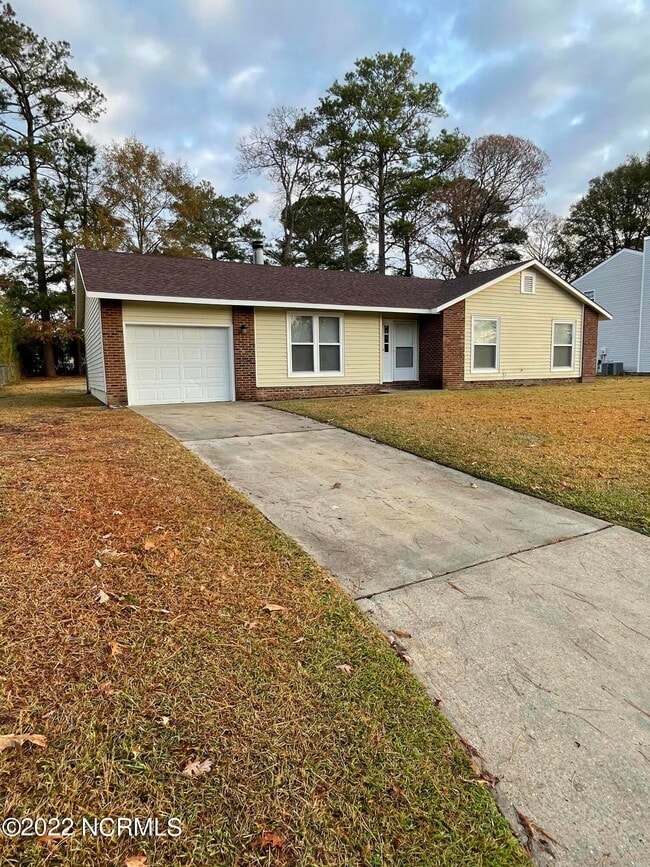 405 Sterling Rd in Jacksonville, NC - Building Photo - Building Photo