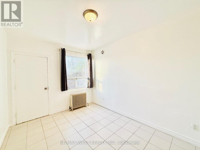 4L-672-676 SHEPPARD Ave in Toronto, ON - Building Photo - Building Photo
