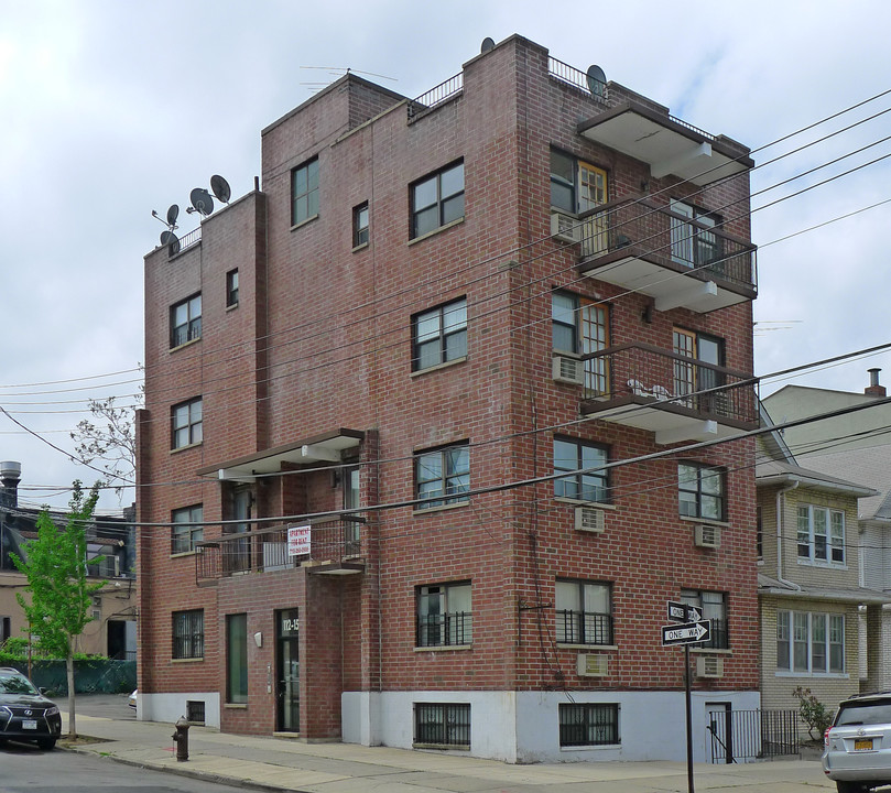 112-15 76th Rd in Flushing, NY - Building Photo