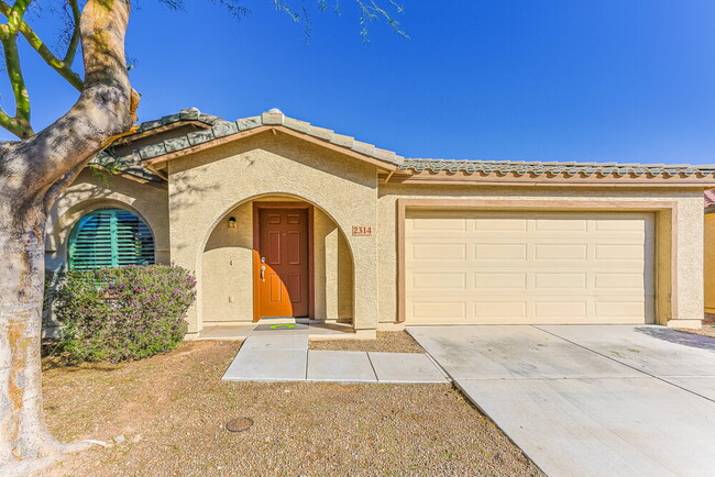 2314 E Yavapai Ln in Apache Junction, AZ - Foto de edificio - Building Photo