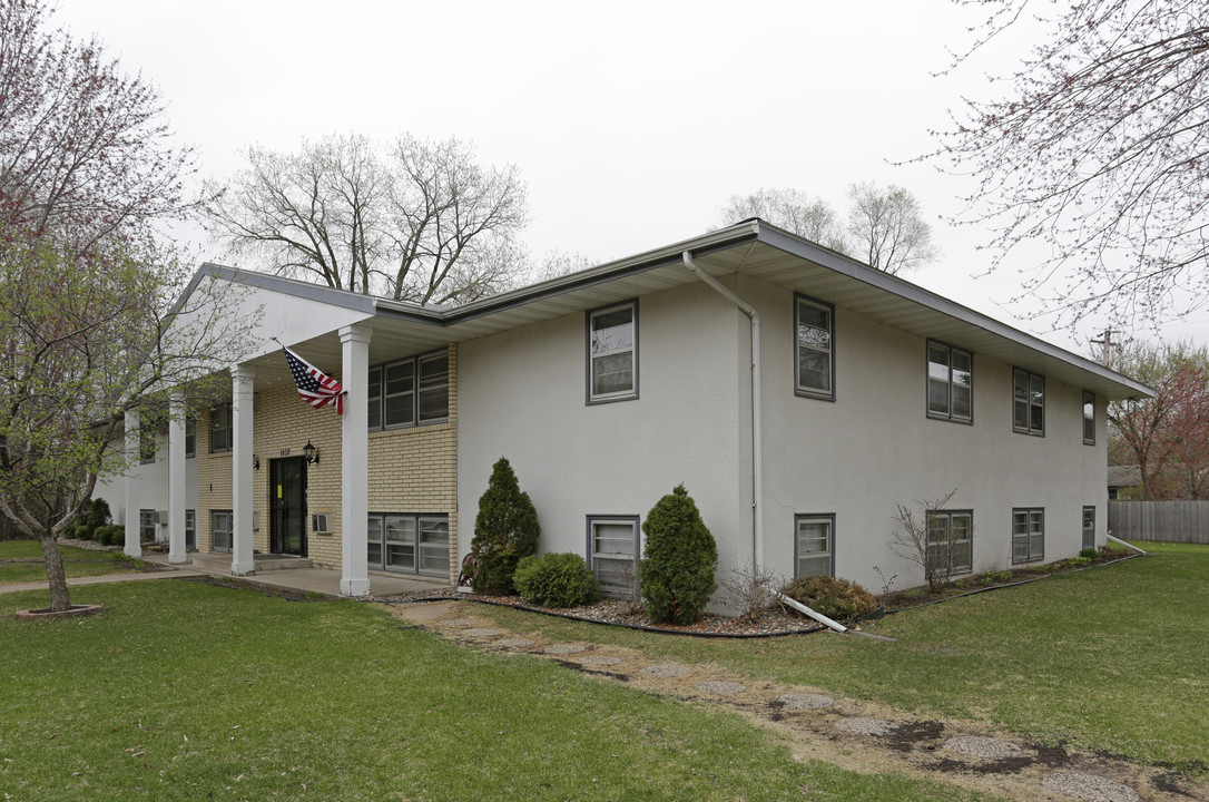 Linnet Circle Garden Apartments in Coon Rapids, MN - Building Photo