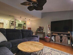 220 Main St, Unit 4L in New Hartford, CT - Foto de edificio - Building Photo