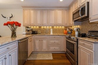 100 Baker Ct in Island Park, NY - Building Photo - Building Photo