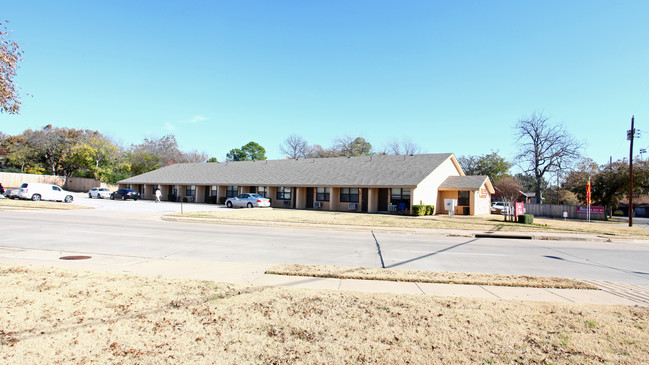 Center Chase Apartments in Arlington, TX - Building Photo - Building Photo