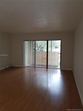 325 Lakeview Dr-Unit -20D in Weston, FL - Building Photo - Building Photo