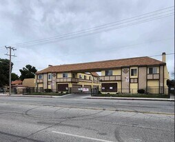 38710 10th St E in Palmdale, CA - Building Photo