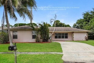 321 Canterbury Dr W in Riviera Beach, FL - Building Photo